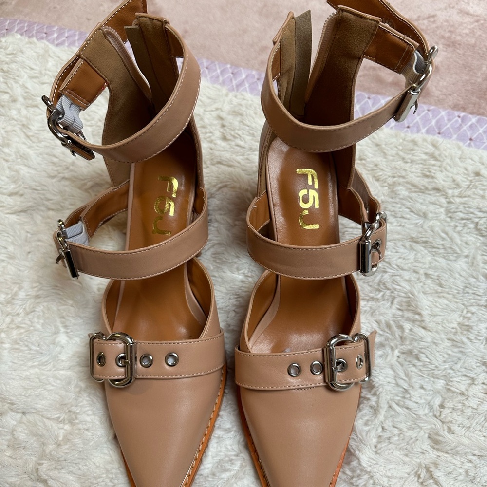 NEW NEVER WORN beautiful Nude buckle shoes Size 8